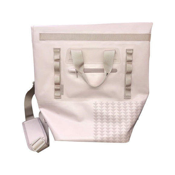 So Ill On the Roam Pink Dirt Bag 25L - Picture 1 of 14